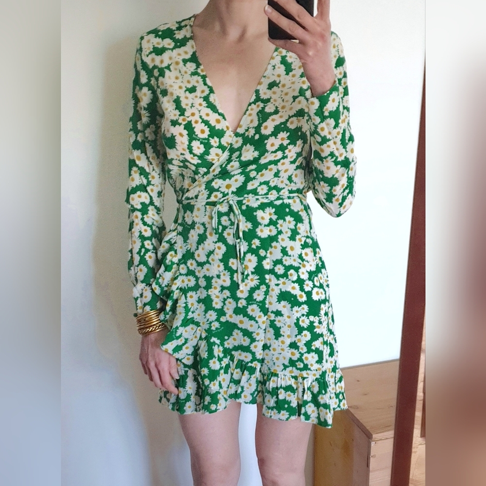 From Future 100% Silk Floral Daisy Green Wrap Dress